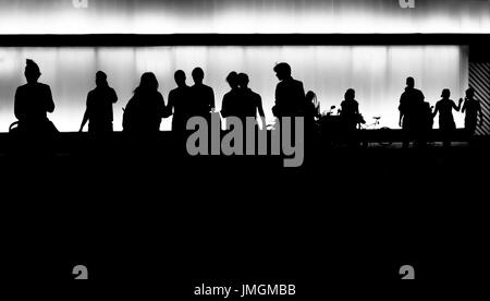 Silhouetten von jungen Menschen, die immer aus dem Gebäude Stockfoto