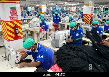 Arbeitnehmer in einem nähen eine fertige Kleidungsstück Fabrik in Gazipur am Stadtrand von Dhaka, Bangladesh am 22. Juni 2014. Bangladesch ist die secon Stockfoto