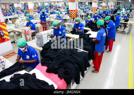 Arbeitnehmer in einem nähen eine fertige Kleidungsstück Fabrik in Gazipur am Stadtrand von Dhaka, Bangladesh am 22. Juni 2014. Bangladesch ist die secon Stockfoto