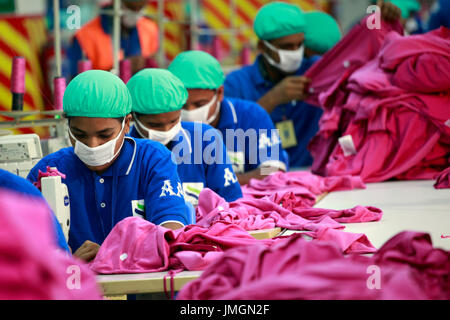 Arbeitnehmer in einem nähen eine fertige Kleidungsstück Fabrik in Gazipur am Stadtrand von Dhaka, Bangladesh am 22. Juni 2014. Bangladesch ist die secon Stockfoto