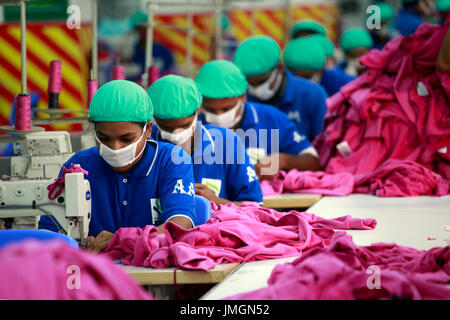 Arbeitnehmer in einem nähen eine fertige Kleidungsstück Fabrik in Gazipur am Stadtrand von Dhaka, Bangladesh am 22. Juni 2014. Bangladesch ist die secon Stockfoto