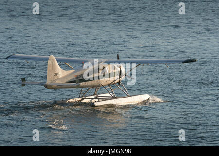 Vintage Sunshine Coast Air de Havilland Canada beaver Wasserflugzeug Rollen in den Hafen von Vancouver, British Columbia, Kanada. Stockfoto