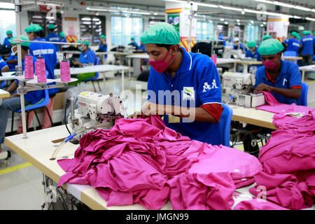 Arbeitnehmer in einem nähen eine fertige Kleidungsstück Fabrik in Gazipur am Stadtrand von Dhaka, Bangladesh am 22. Juni 2014. Bangladesch ist die secon Stockfoto