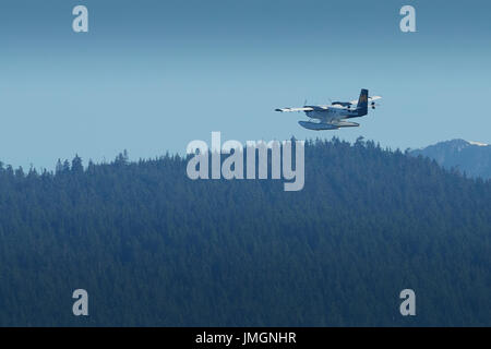 Harbour Air Services de Havilland Twin Otter Wasserflugzeug fliegen in British Columbia, Kanada. Stockfoto