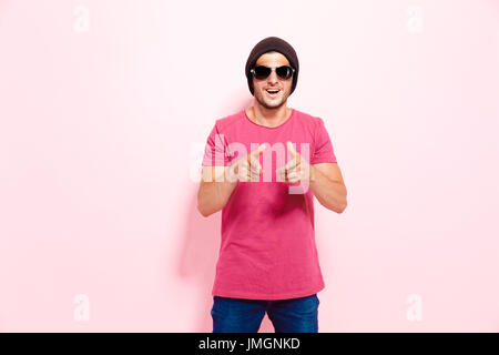 Hipster Kerl zeigt auf Kamera Stockfoto