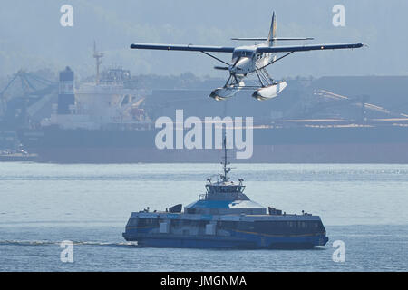 Harbour Air de Havilland turbo Otter floatplane Landung in den Hafen von Vancouver, British Columbia, Kanada. Stockfoto