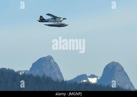 Vintage Harbour Air de Havilland Beaver Wasserflugzeug fliegen über British Columbia, Kanada. Stockfoto