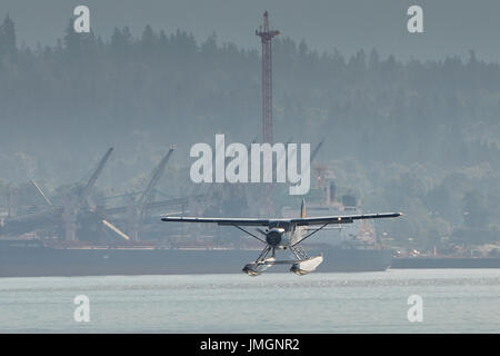 Iconic de Havilland beaver Wasserflugzeug landen in den Hafen von Vancouver, British Columbia, Kanada. Stockfoto