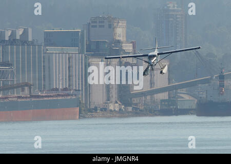 Harbour Air Services de Havilland turbo Otter floatplane Landung in den Hafen von Vancouver, British Columbia, Kanada. Stockfoto