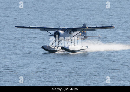 Vintage Harbour Air Services de Havilland beaver Wasserflugzeug landen in den Hafen von Vancouver, British Columbia, Kanada. Stockfoto