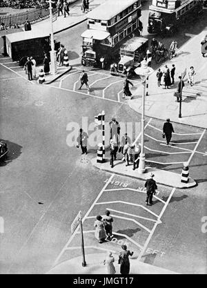 Early Verwendung von Benard Baken, Verkehrssignale & Fußgängerüberwege, Trafalgar Square, London Stockfoto