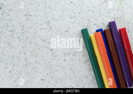 Reihe von farbigen Filzstift Bleistifte auf eine Steinoberfläche Stockfoto