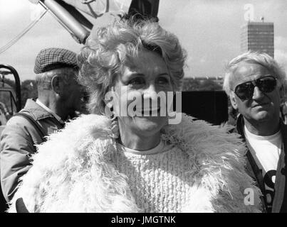 Sheila Hancock, britische Schauspielerin und ihr Ehemann John Thaw (in Sonnenbrillen), britischer Schauspieler, nehmen Sie Teil an der Aktion gegen London Straßen Demonstration am 4. Juni 1989 in London, England. Stockfoto