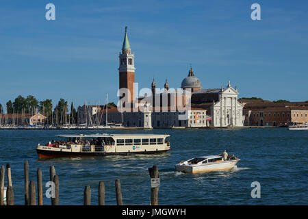 Ein Blick auf ein Vaporetto und Wasser-Taxi auf dem Canal Grande, Venedig, Kirche von San Giorgio Maggiore im Hintergrund. Stockfoto