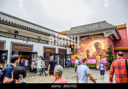 Hongkong - 31. Mai: Touristen, die in Ngong Ping Village, einem der beliebtesten Reiseziel in Lantau Island, Hong Kong Stockfoto