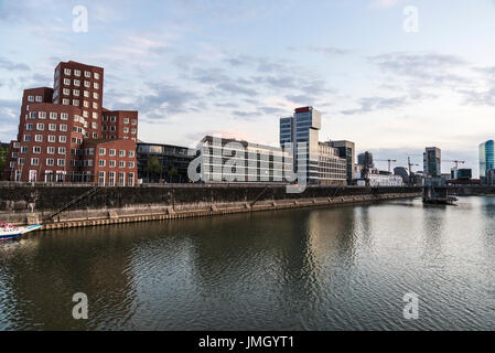 Neuer Zollhof Bauten im Medienhafen. Der Gebäudekomplex wurde vom amerikanischen Architekten Frank Gehry in Düsseldorf, Deutschland Stockfoto