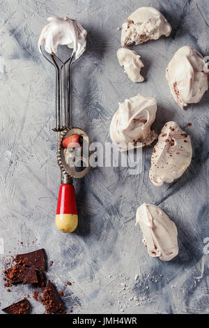 Backen Baiser mit Schokolade Stockfoto