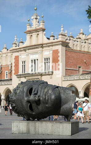 "Eros Bendato", eine hohle Bronzekopf Skulptur des polnischen Künstlers Igor Mitoraj, am Marktplatz in Krakau (Polen). Genommen 25.06.2017. Foto: Jan Woitas/Dpa-Zentralbild/ZB | weltweite Nutzung Stockfoto