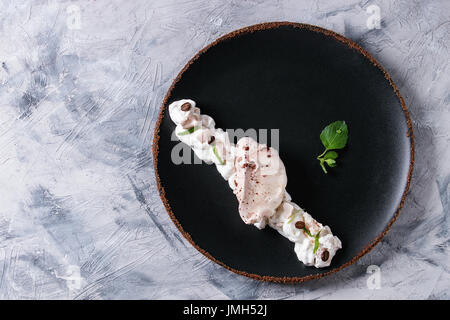 Plattierung Dessert Baiser Stockfoto