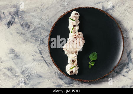 Plattierung Dessert Baiser Stockfoto