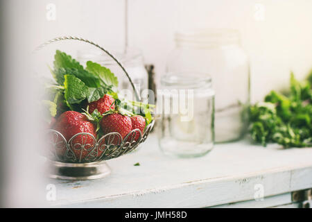 Frische Erdbeeren und Melissa Kräuter Stockfoto