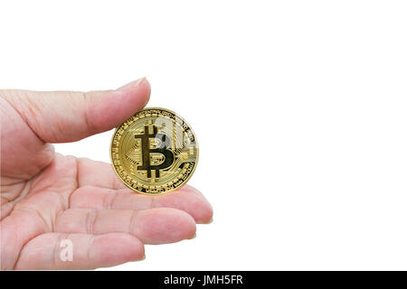 Hand, die einen goldenen Bitcoin isoliert auf weißem Hintergrund mit textfreiraum und Clipping-Pfad. Stockfoto