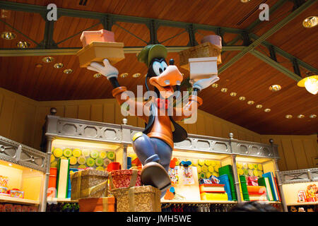 Goofy mit Geschenken im Store - Hong Kong Disneyland Stockfoto