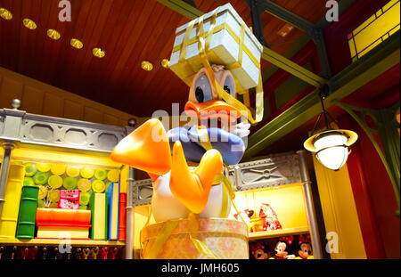 Donald Duck trägt Geschenke in der Filiale in Hong Kong Disneyland Stockfoto