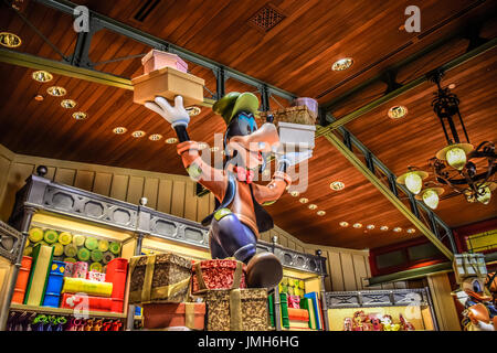 Goofy mit Geschenken im Store - Hong Kong Disneyland Stockfoto