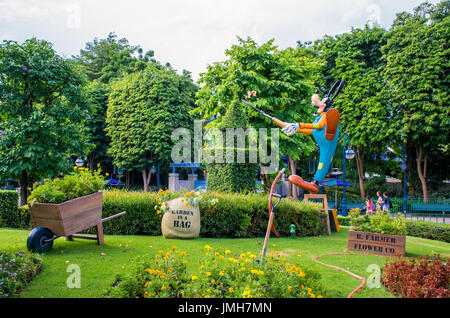 Goofy ist die Dekoration seines Gartens in Hong Kong Disneyland Stockfoto