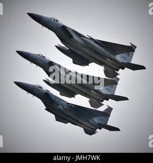 Gruppe von McDonnell Douglas F-15 Eagles bei der Royal International Air Tattoo (RIAT) im RAF Fairford in Gloucestershire, Großbritannien Stockfoto