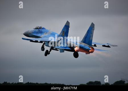 Sukhoi SU-27 Flanker der Ukrainischen Luftwaffe Taktische 831st Aviation Brigade, auf nachbrenner im Royal International Air Tattoo, Juli 2017 Stockfoto