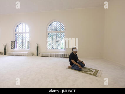 Mann, der betet Moschee Ibn Rushd-Goethe in St.-Johannis-Kirche in Berlin. Gegründet von Seyran Ateş, ist es eine liberale Moschee offen für Männer und Frauen. Stockfoto
