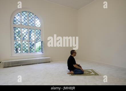 Mann, der betet Moschee Ibn Rushd-Goethe in St.-Johannis-Kirche in Berlin. Gegründet von Seyran Ateş, ist es eine liberale Moschee offen für Männer und Frauen. Stockfoto