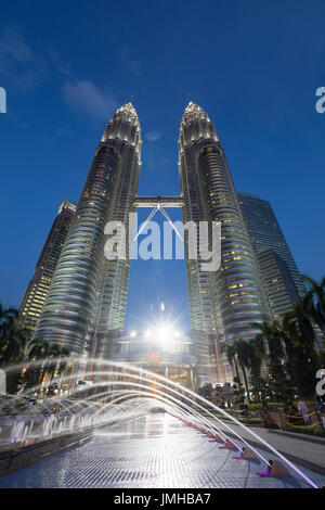 Petronas Zwillingstürme in der Abenddämmerung, Kuala Lumpur, Malaysia Stockfoto