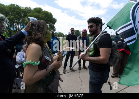 Trump Fan Flagge während der Konfrontation mit März für Wahrheit Anti-Trump Demonstranten in Philadelphia, PA am 3. Juni 2017 Kekistan. Stockfoto