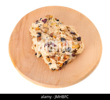 Teig für Kuchen auf einem hölzernen Tablett. Isoliert auf weißem Hintergrund. Stockfoto