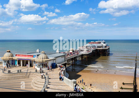 Cromer Pier. Strand und Pier in Cromer, Norfolk, England, UK Stockfoto