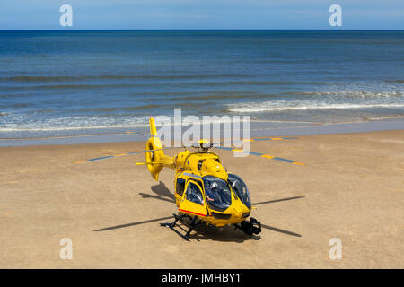 East Anglia Air Ambulance Helikopter am Strand von Cromer, Norfolk, England, UK Stockfoto