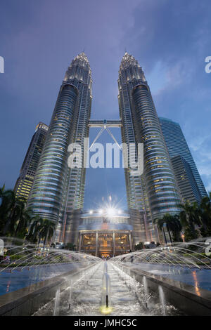 Petronas Zwillingstürme in der Abenddämmerung, Kuala Lumpur, Malaysia Stockfoto