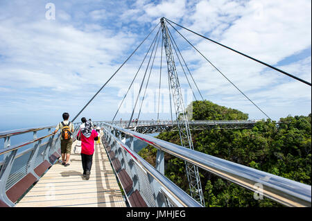 Touristen, die zu Fuß auf der Kurve-Brücke in der Insel Langkawi, Malaysia Stockfoto