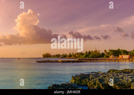 Sonnenuntergang an der Küste von George Town über der Karibik, Grand Cayman, Cayman Islands Stockfoto