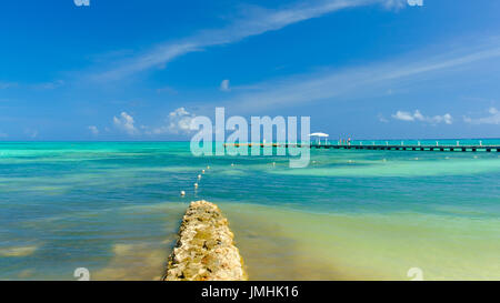 Blick auf einen Steg auf der Karibik am Rum Point, Grand Cayman, Cayman Islands Stockfoto