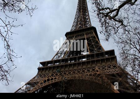 nach oben Blick auf den Eiffelturm Stockfoto