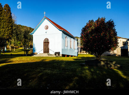 Nossa Senhora da Saude Kirche am Linha Pinhal. Treze Tilias, Santa Catarina, Brasilien. Stockfoto