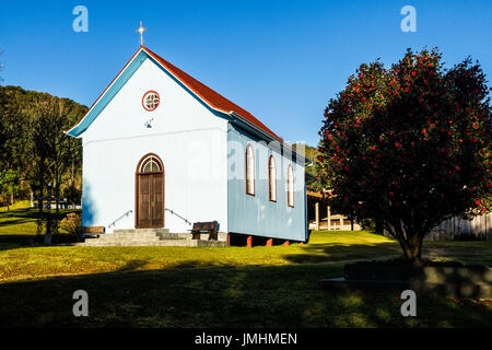 Nossa Senhora da Saude Kirche am Linha Pinhal. Treze Tilias, Santa Catarina, Brasilien. Stockfoto