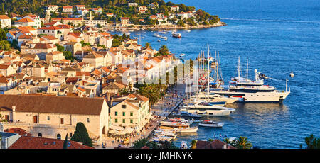 Sonnenuntergang über Hvar Stadt und Bucht mit Yachten, Hvar, Insel Hvar, Kroatien Stockfoto