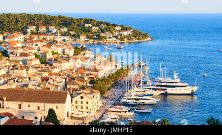 Sonnenuntergang über Hvar Stadt und Bucht mit Yachten, Hvar, Insel Hvar, Kroatien Stockfoto