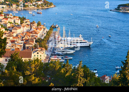 Sonnenuntergang über Hvar Stadt und Bucht mit Yachten, Hvar, Insel Hvar, Kroatien Stockfoto