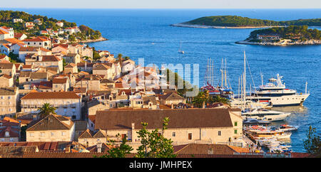 Sonnenuntergang über Hvar Stadt und Bucht mit Yachten, Hvar, Insel Hvar, Kroatien Stockfoto